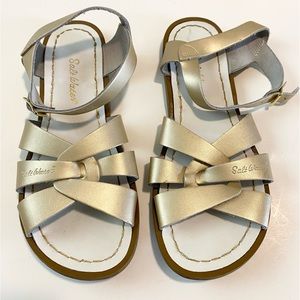 Women’s/youth size 5 gold Saltwater sandals